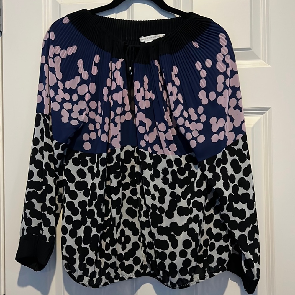 Diane Von Furstenberg blouse. Good condition. Size 8.